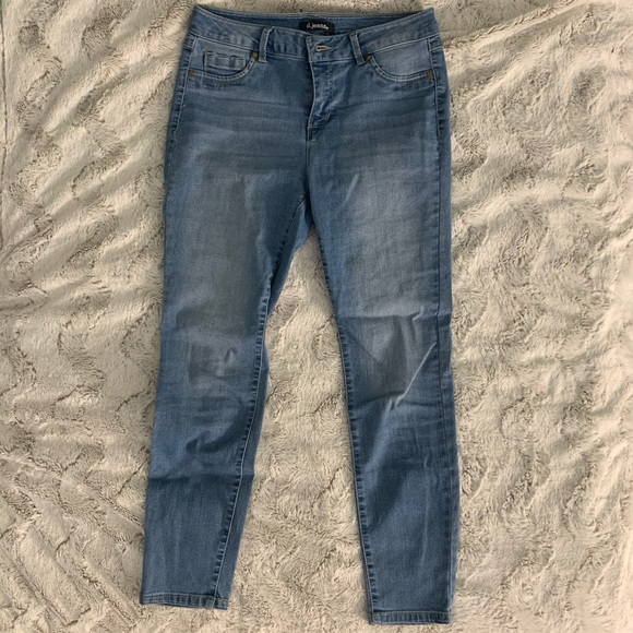 D. Jeans - Picture 2 of 4